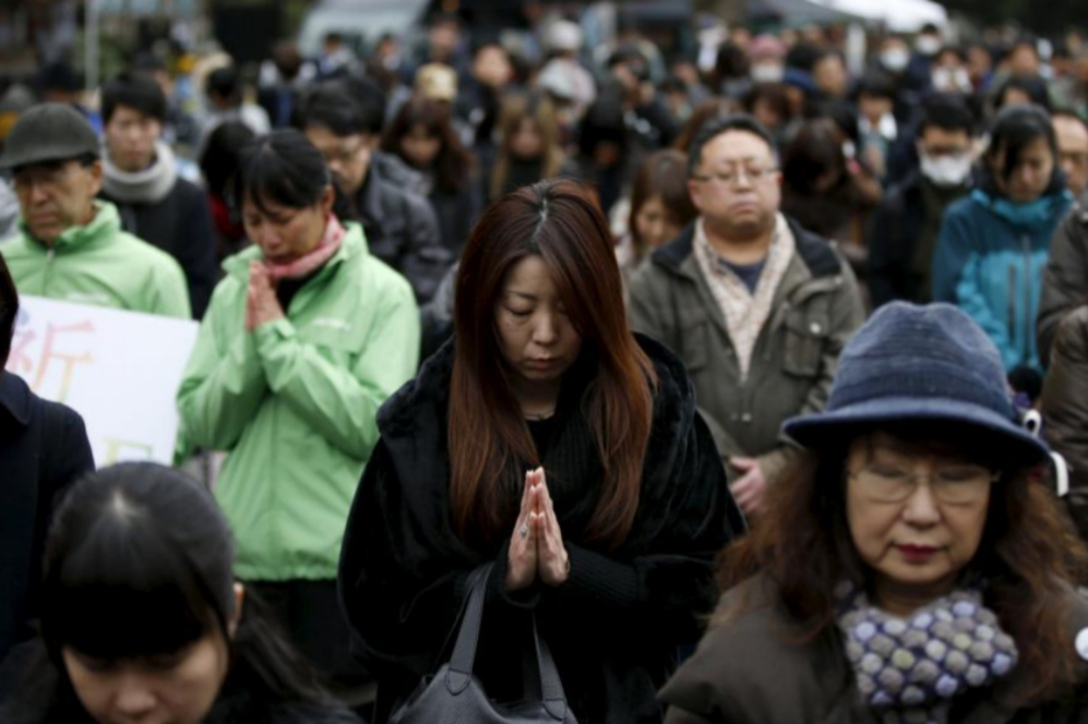 Cientos de personas se han detenido en Tokio durante el silencioso...