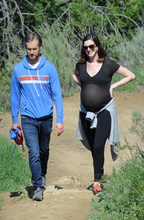 Menuda tripa de embarazada luce ya Anne Hathaway! Y es que la actriz...