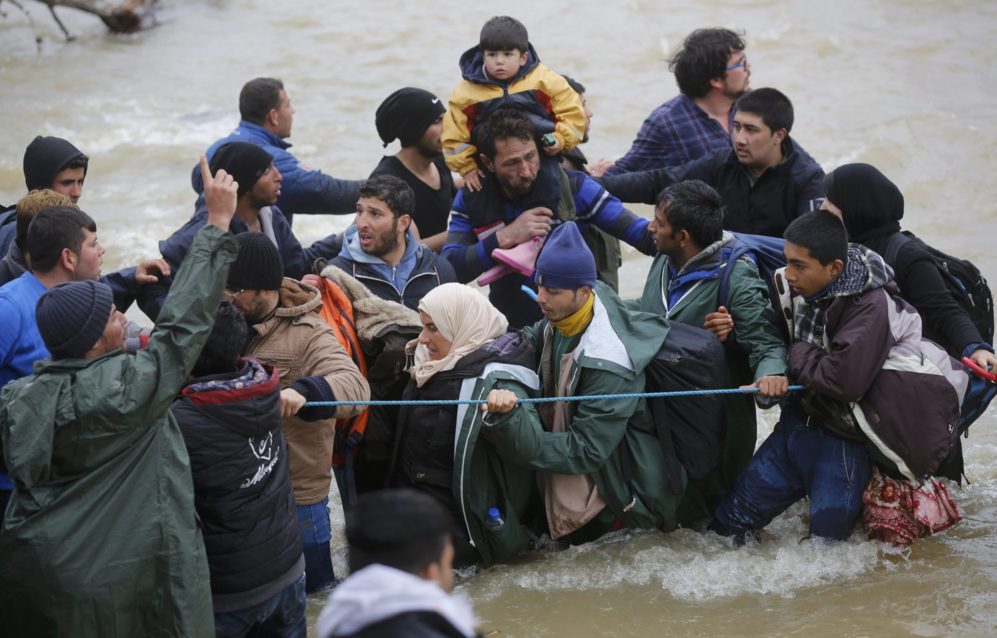 Los refugiados intentan valerse de una simple cuerda para no tropezar...