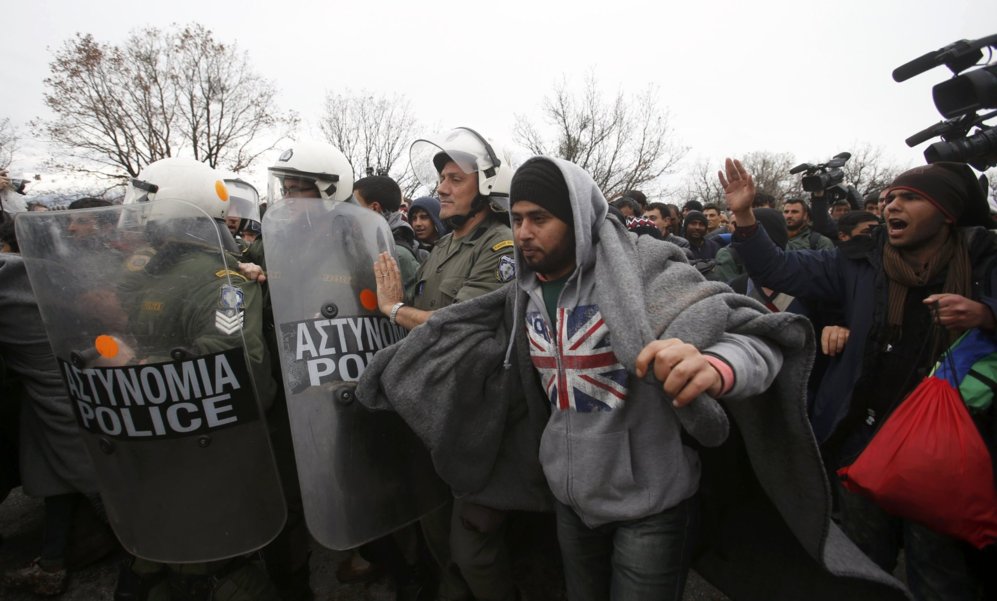 Algunos policas griegos trataron de impedir a los refugiados...