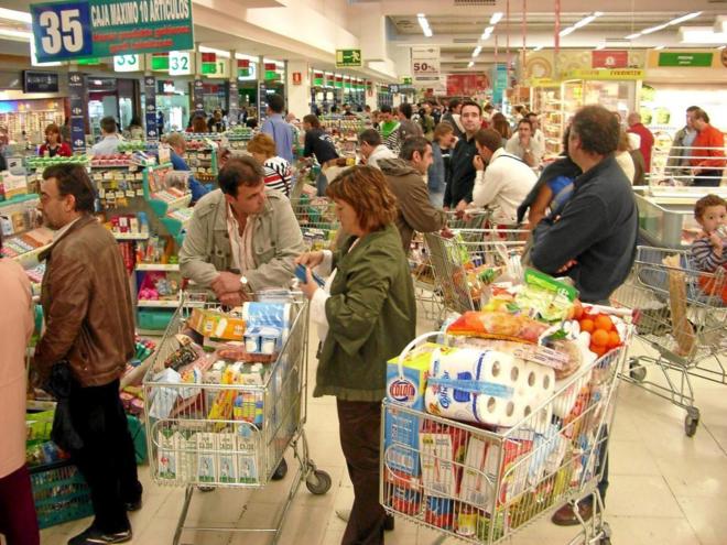 Consumidores hacen la compra en un supermercado