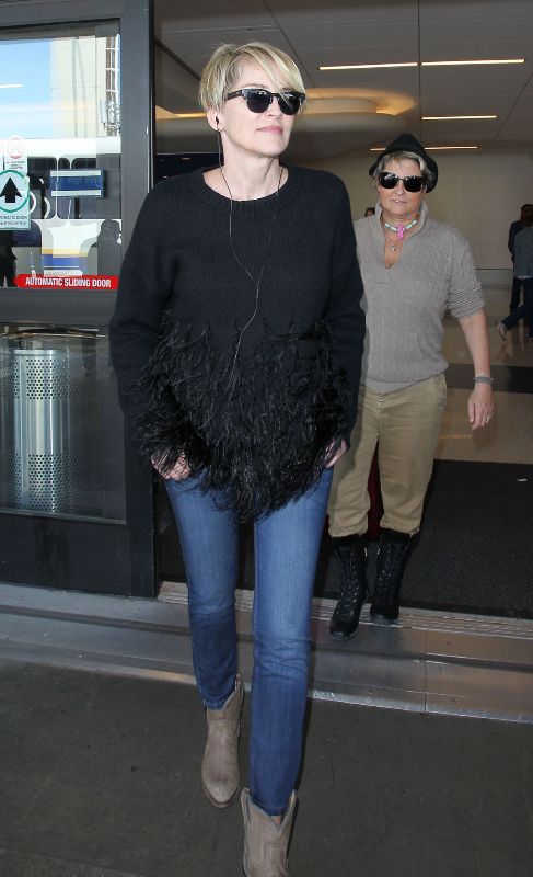 Nos hemos encontrado a Sharon Stone en el aeropuerto de Los Angeles...