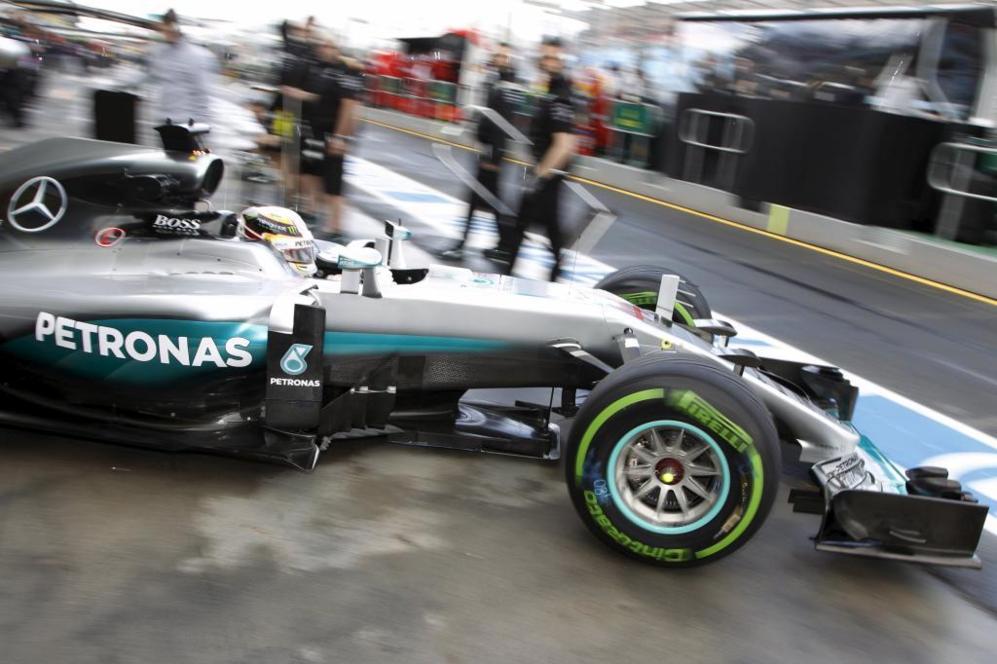 Hamilton abandona los boxes con su Mercedes, con el que aspira a...