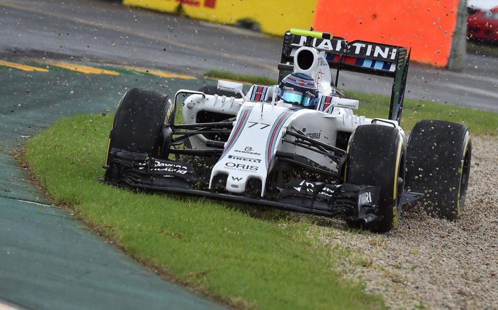 Valtteri Bottas, de Williams, se sale de su trazada debido al asfalto...