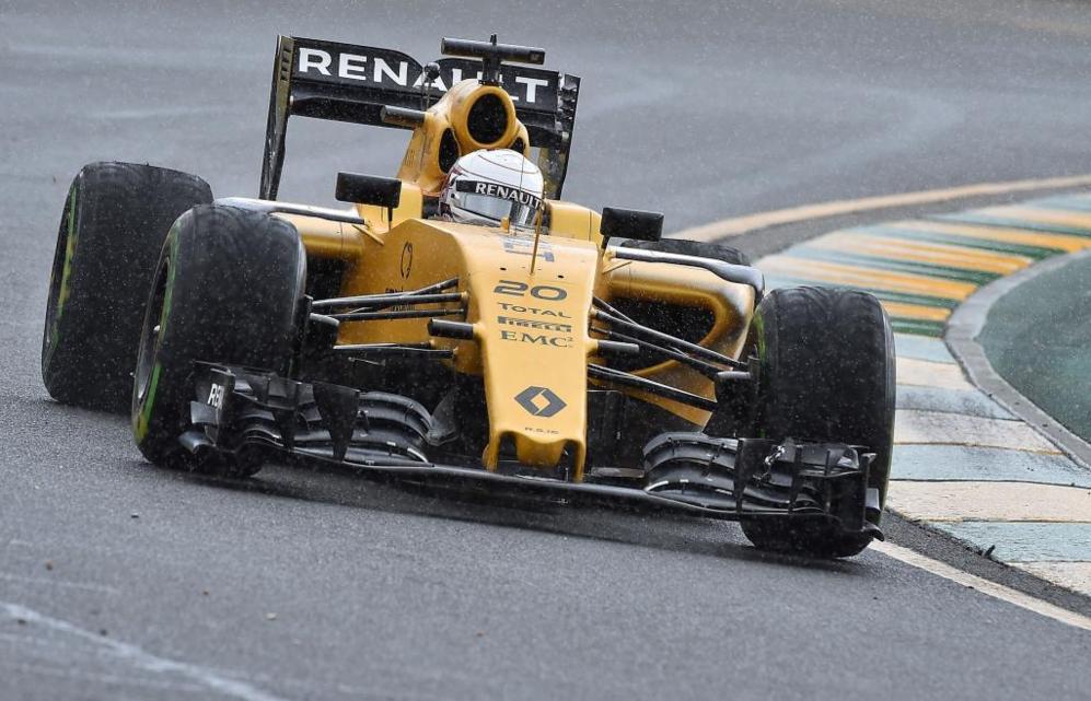 Kevin Magnussen hace rugir el motor de su Renault, que recupera el...