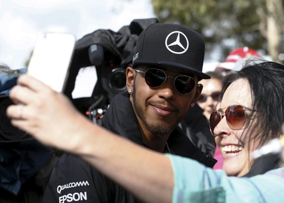 Hamilton se deja querer por los fans a su llegada al circuito de...