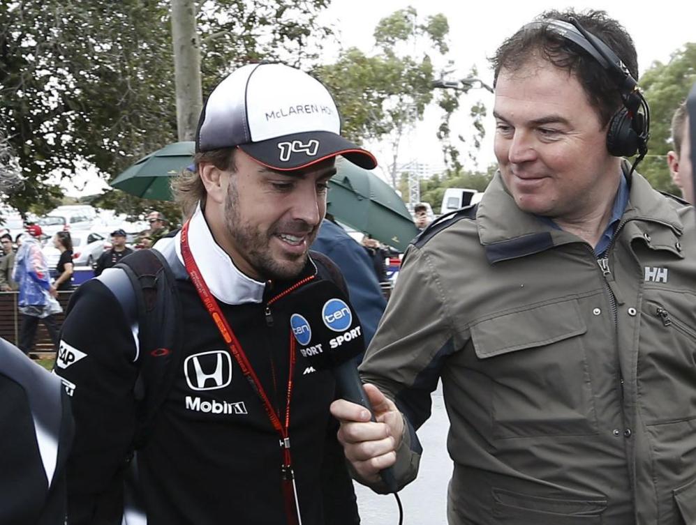Fernando Alonso atiende a los medios a su llegada al circuito, horas...