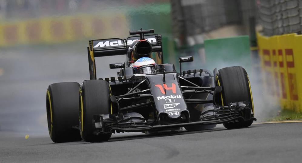 Fernando Alonso bloquea los frenos de su McLaren, que present...