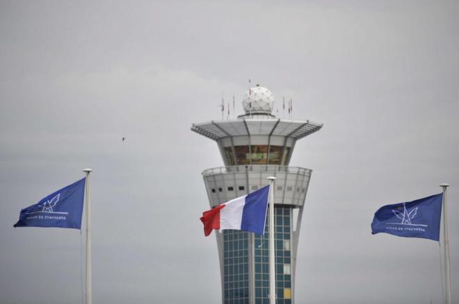 La torre de control del aeropuerto francs de Orly, durante...