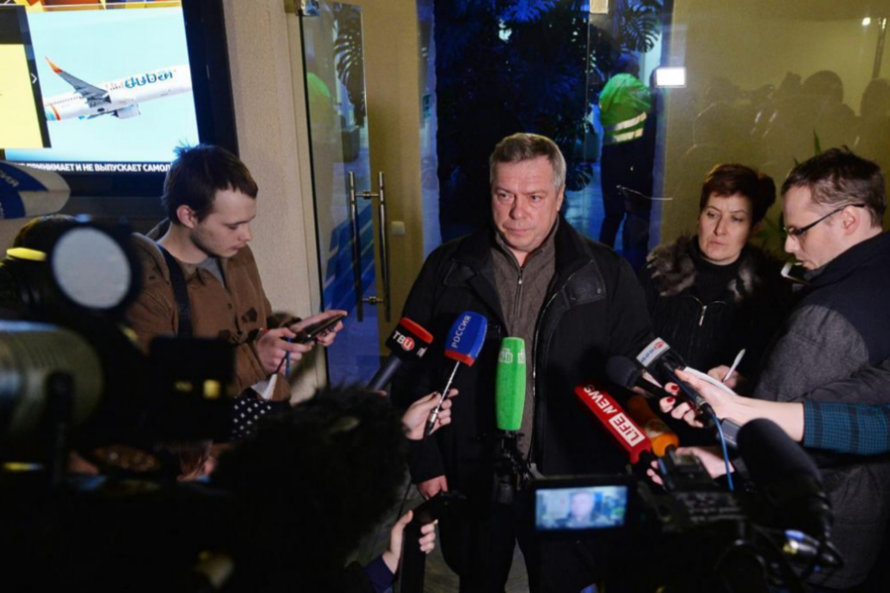 El gobernador de la regin, Vassily Golubev, se dirige a los medios...