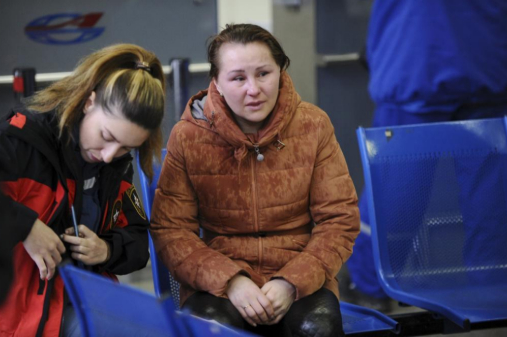 Familiares de las vctimas del suceso en el aeropuerto de Rostov.