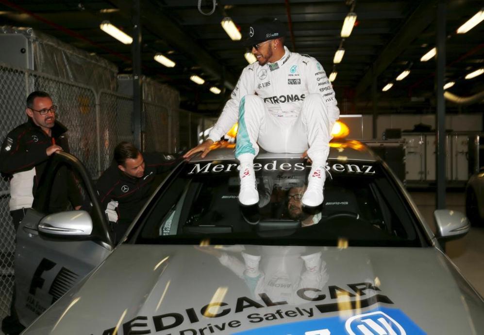 Lewis Hamilton se sent en el techo del 'Safety car' antes de ir a la...