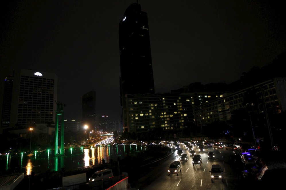 En Yakarta (Indonesia) solo se observaba la luz de los coches que...