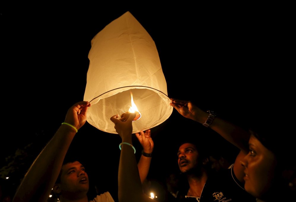Jvenes de Sri Lanka lanzan al aire un farolillo de papel, aportando...