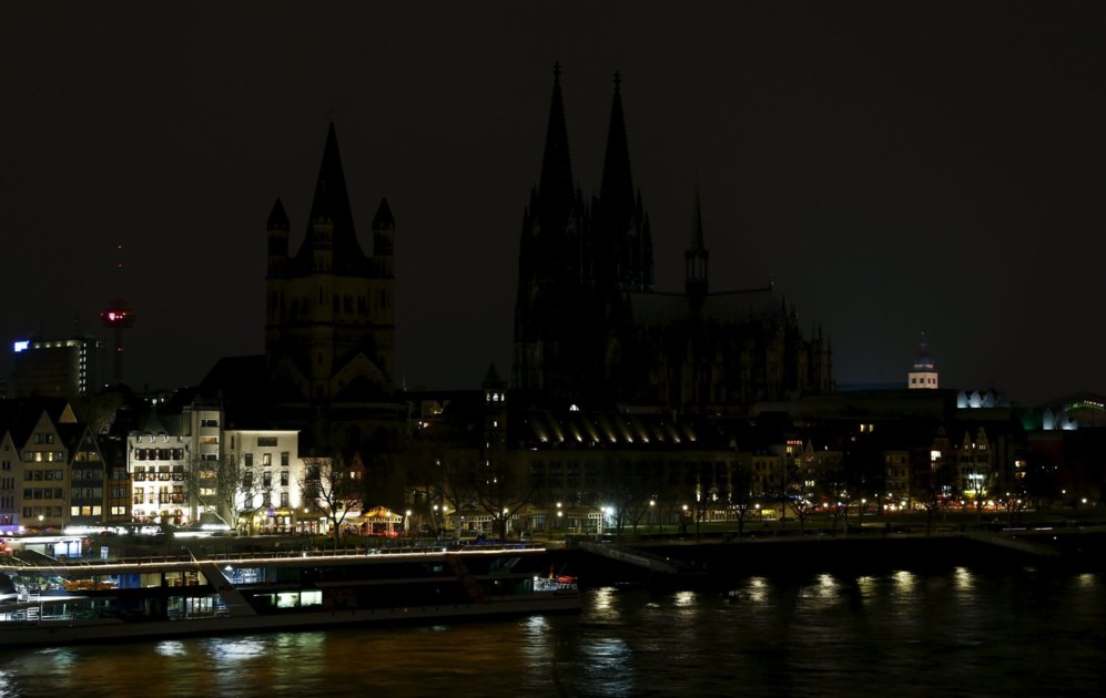 La Catedral de Colonia apenas perceptible durante la Hora del Planeta.