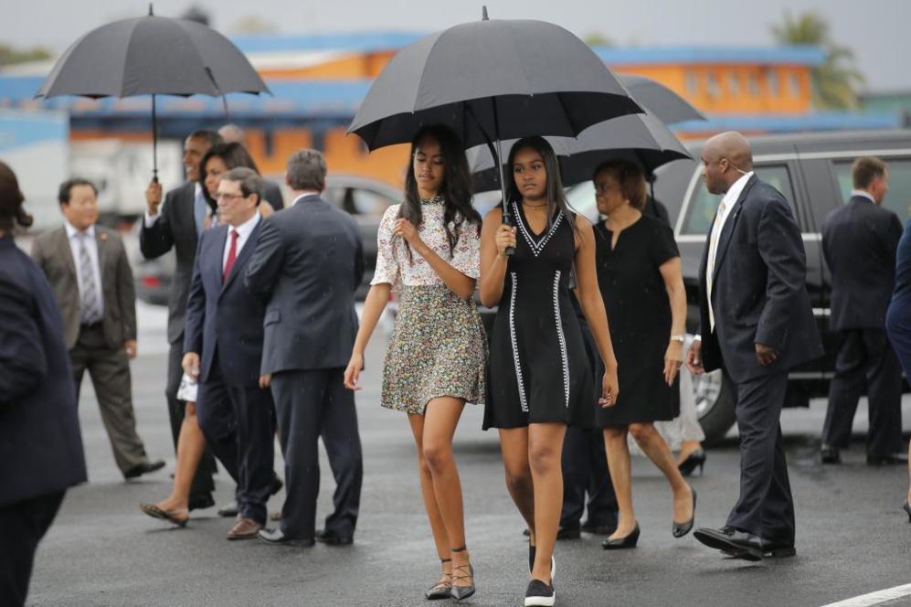 Las hijas del presidente, Maia y Sasha, a su llegada a Cuba.