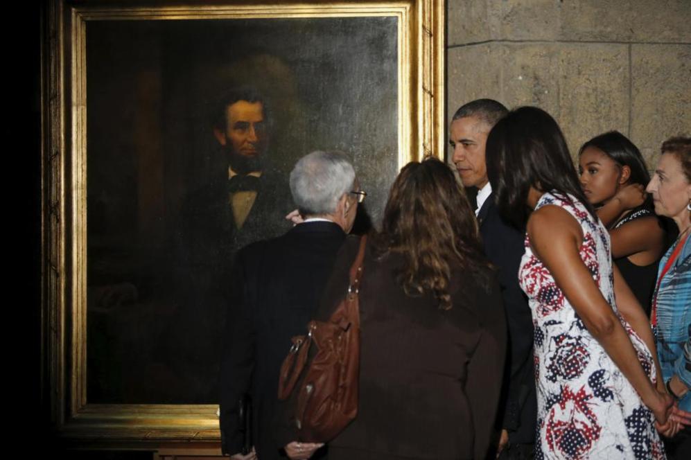 Obama en el Museo de la Ciudad de La Habana junto a cuadro de Abraham...