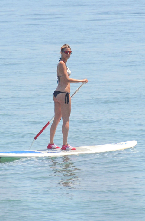 La actriz Amaia Salamanca haciendo paddle surf