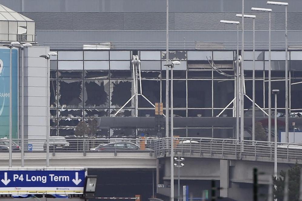 El ataque coordinado se ha perpetrado en una de las principales terminales del aeropuerto de Bruselas, que como se puede observar ha quedado visiblemente daada. Una vez ha sido evacuado, la Polica  y los cuerpos de seguridad belgas han tomado el control del aeropuerto, donde se ha encontrado un cinturn bomba que no ha sido activado y un Kalashnikov.