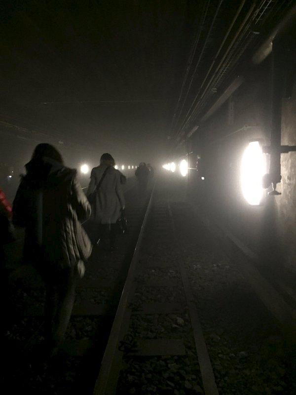 Los pasajeros del metro han tenido que ser evacuados a travs de los tneles subterrneos tras producirse las explosiones en Maelbeck.