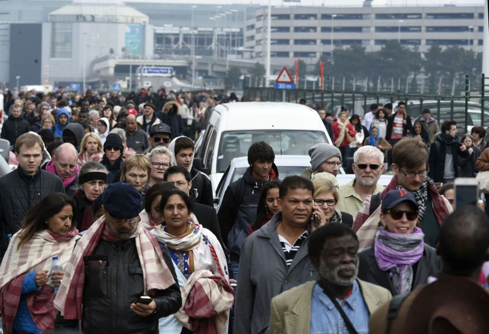 Centenares de viajeros han tenido que ser evacuados y <a href="https://www.elmundo.es/economia/2016/03/22/56f1017946163fac308b456f.html"target="_blank">el trfico areo permanece cortado hasta nueva orden</a>, lo que ha provocado retrasos y perturbaciones en otros aeropuertos europeos.