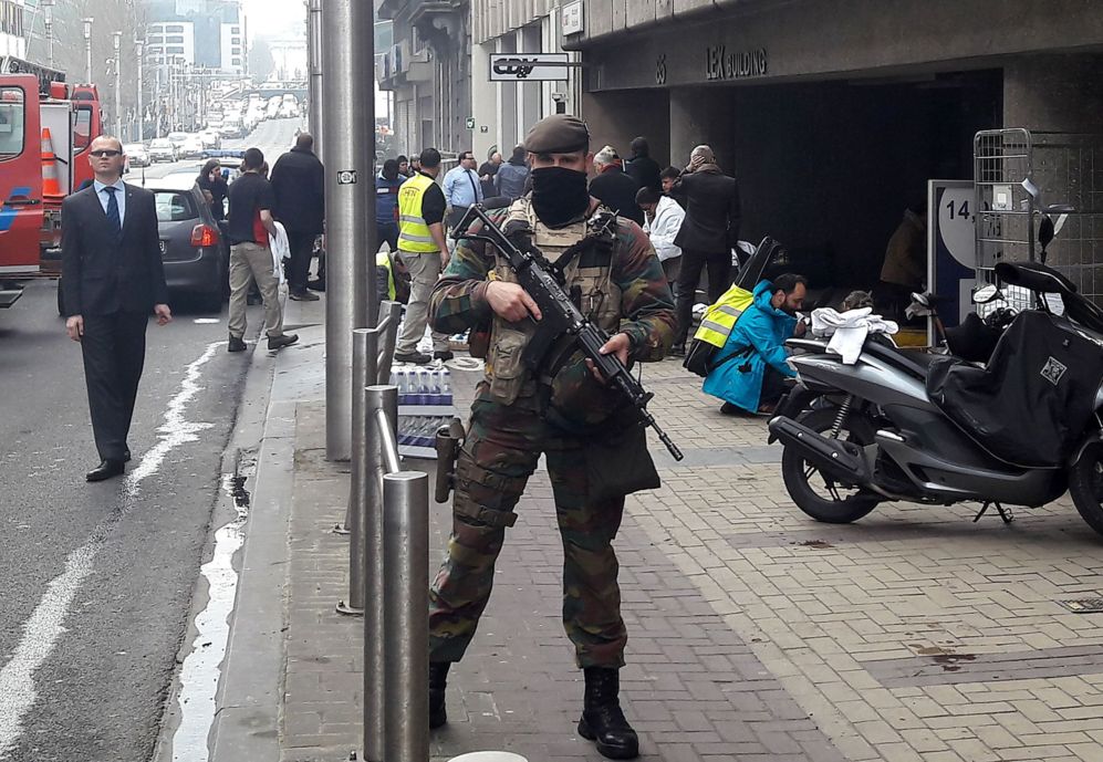 <strong>Estacin de Maelbeek. </strong> Al menos 20 personas han fallecido en el ataque en el metro, que se produjo con posterioridad a las detonaciones en el aeropuerto. Las fuerzas de seguridad belgas han tomado el centro de la ciudad.