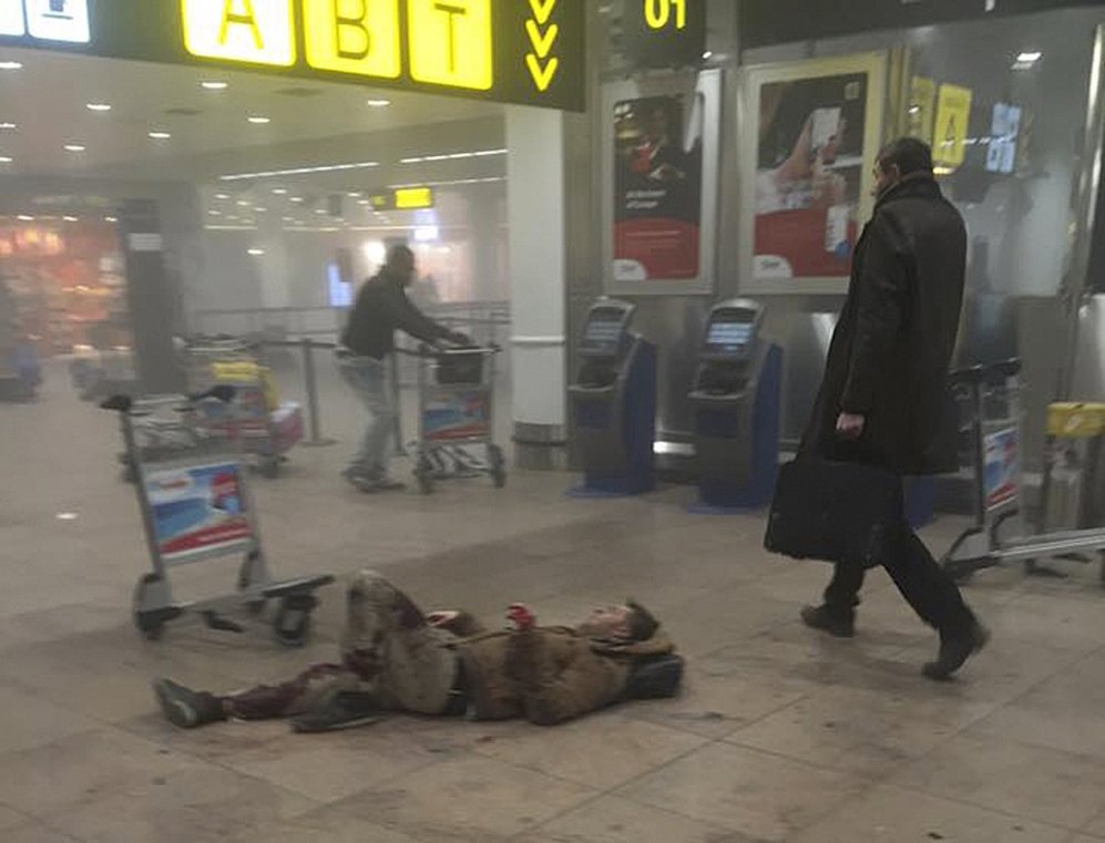 El atentado del aeropuerto se ha perpetrado hacia las 8:00 de la maana. En la imagen, los minutos posteriores a las explosiones.