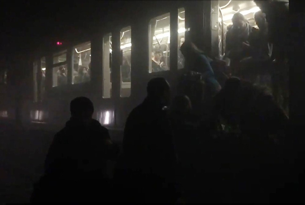 Ms imgenes de las escenas de pnico que se han vivido durante la evacuacin de los vagones de metro tras los atentados.