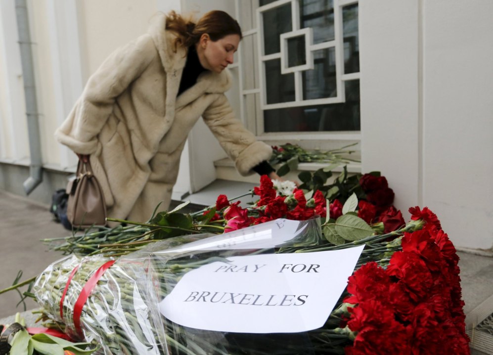 Mientras, en el resto de Europa, las embajadas belgas empiezan a llenarse de flores y mensajes en apoyo a toda Blgica tras la tragedia.