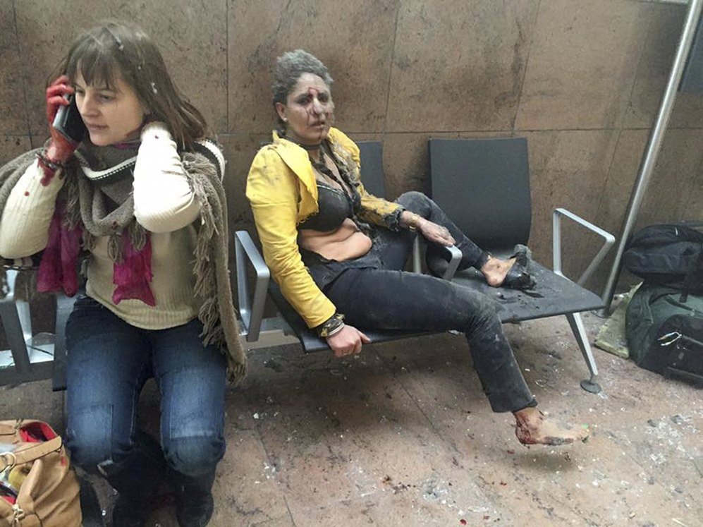 <strong>Aeropuerto de Zaventem.</strong> En el principal aeropuerto de Bruselas se cuentan hasta el momento 14 fallecidos y decenas de heridos en lo que las autoridades estiman que podra haber sido un ataque suicida. Otras 20 personas han muerto en las detonaciones en el metro de la capital belga.