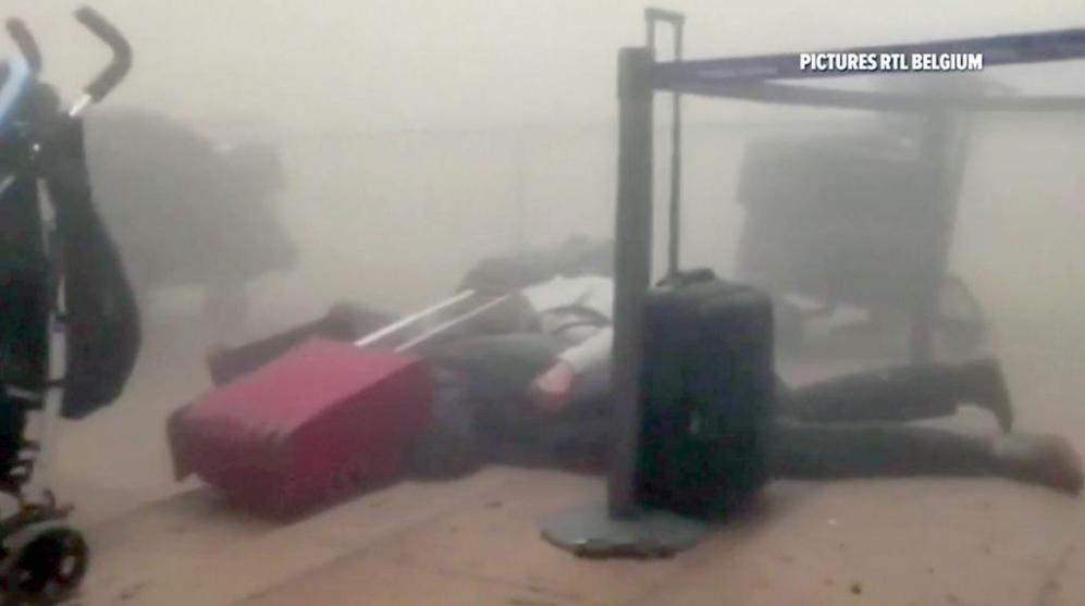 Esta captura de vdeo muestra los angustiosos instantes vividos por los pasajeros tras la detonacin en el aeropuerto.