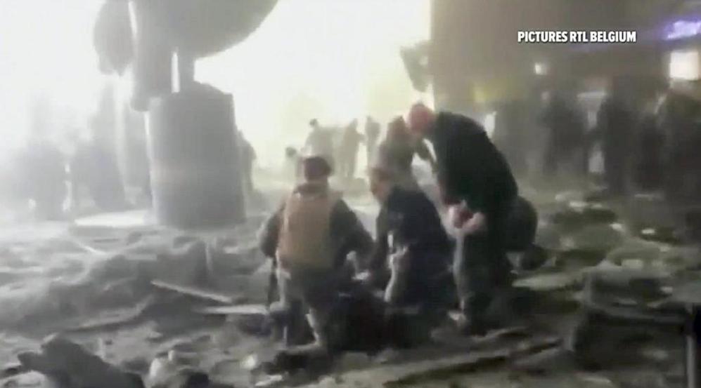 Otra imagen de vdeo en el que los cuerpos de rescate tratan a las vctimas en el epicentro de la explosin en el aeropuerto de Bruselas.