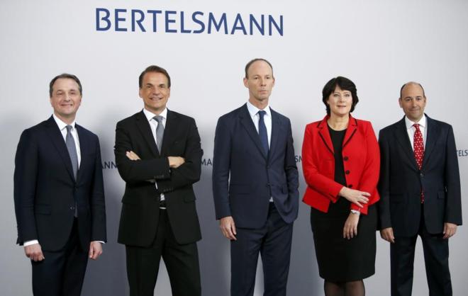 El grupo editorial alemn Bertelsmann posa antes de la presentacin...
