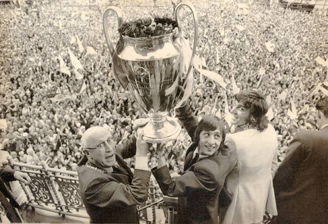 Johan Cruyff levantando la Copa de Europa de 1971 con el Ajax.