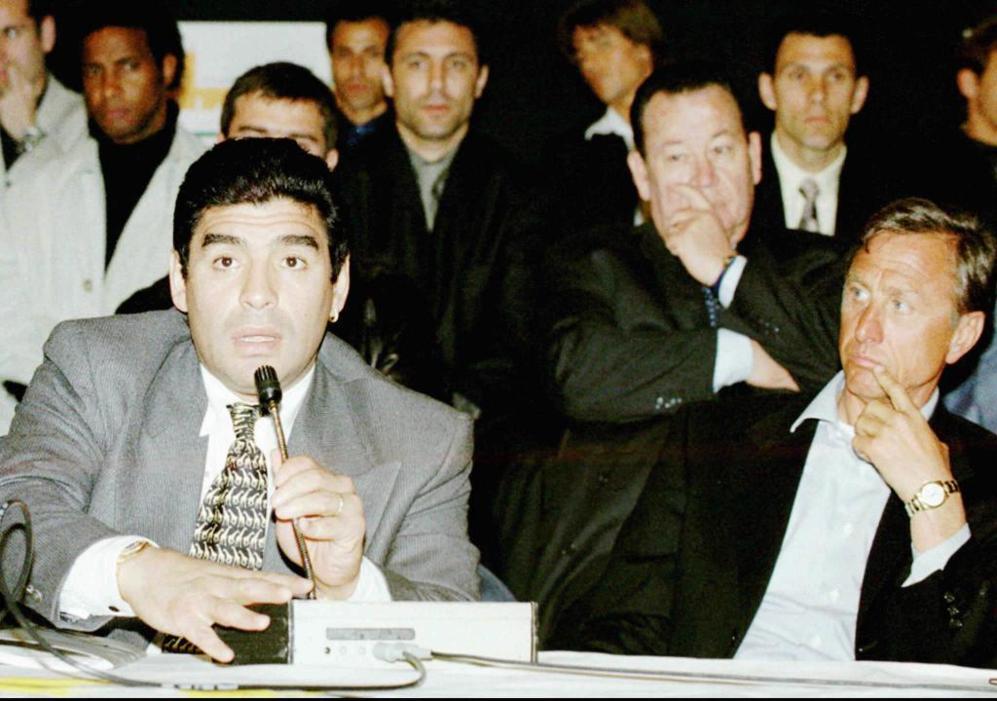 El holands junto a Diego Armando Maradona durante la primera...