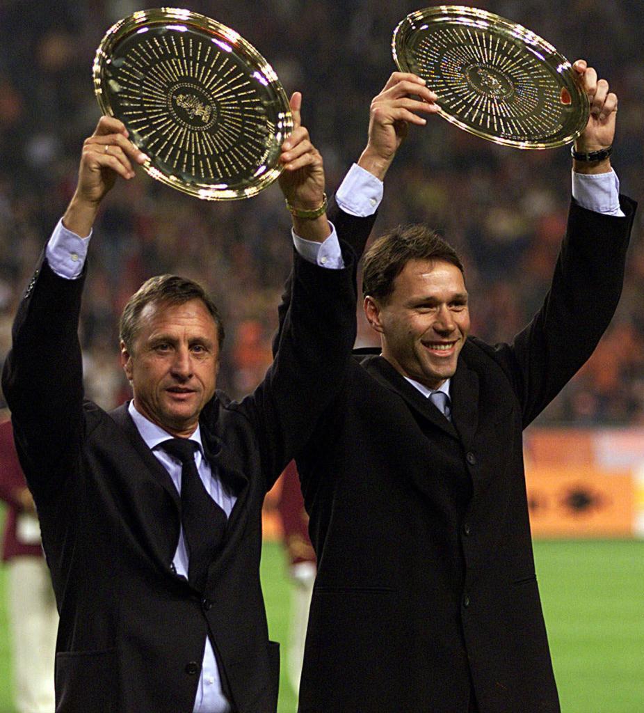 Cruyff con Marco van Basten en un homenaje para los ex jugadores en...