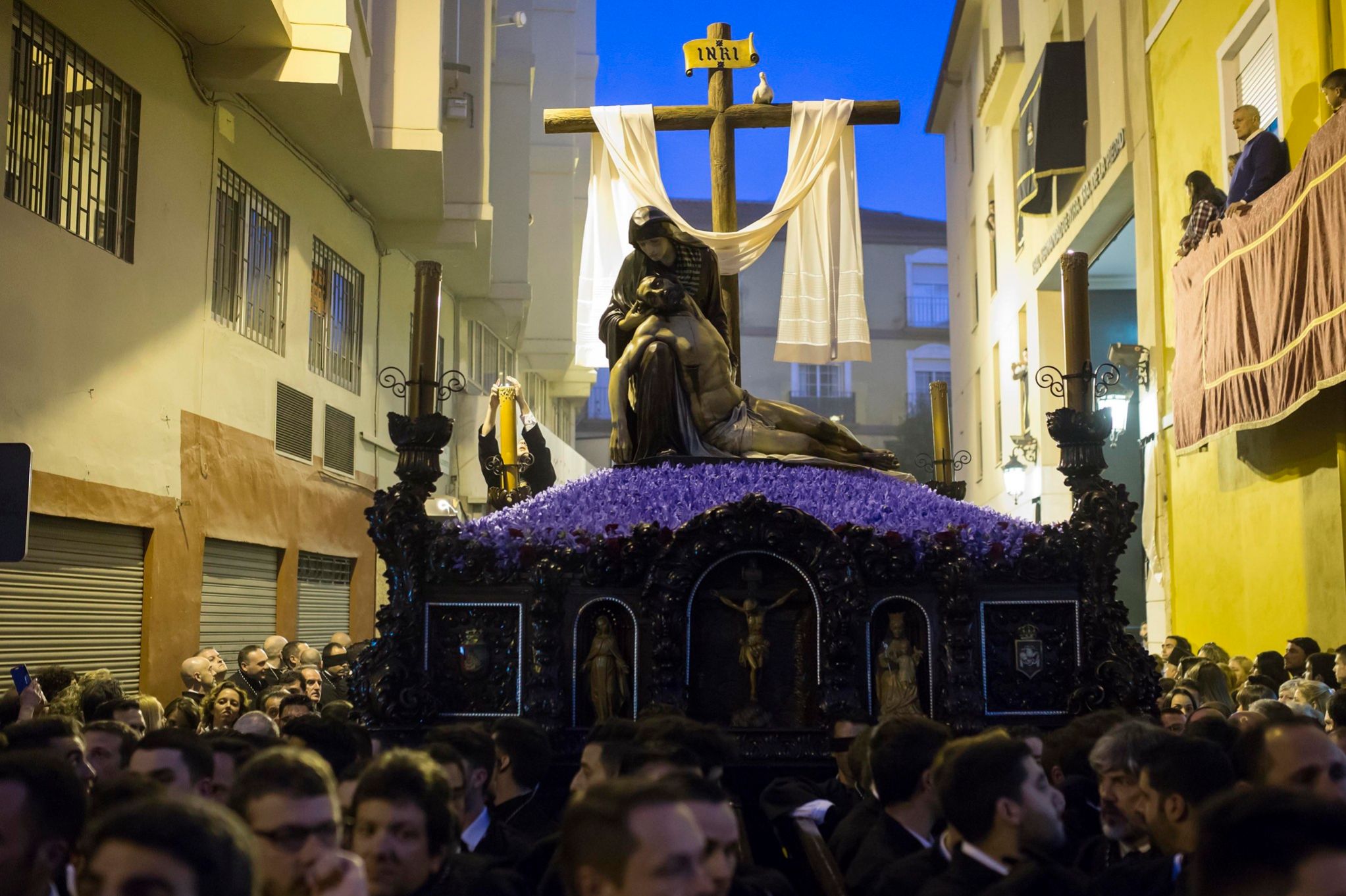Trono de la piedad por las