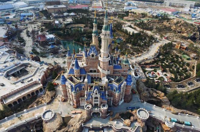 Vista area del primer parque temtico de Disney en China, ubicado...