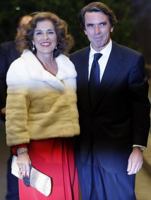 El ex presidente del Gobierno de Espaa, Jos Mara Aznar, y su...