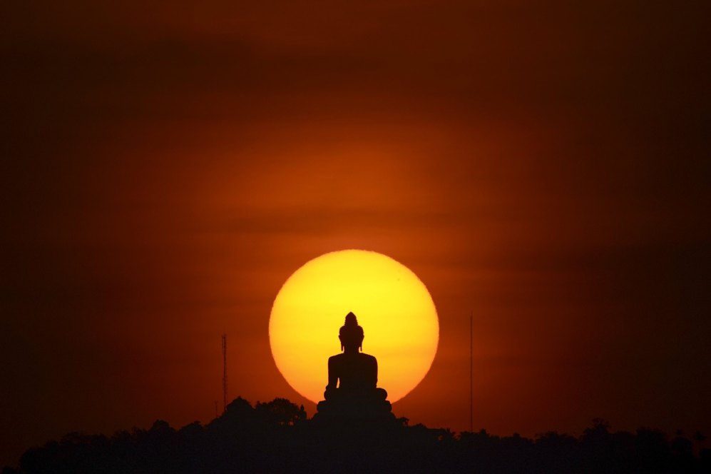 El sol se pone detrs de una estatua de Buda en Phuket, Tailandia.