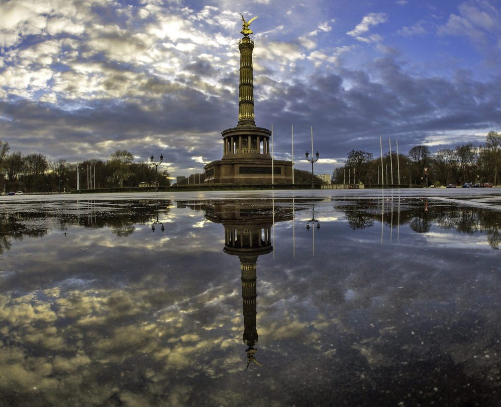 La Columna de la Victoria se refleja en un charco en Berln,...