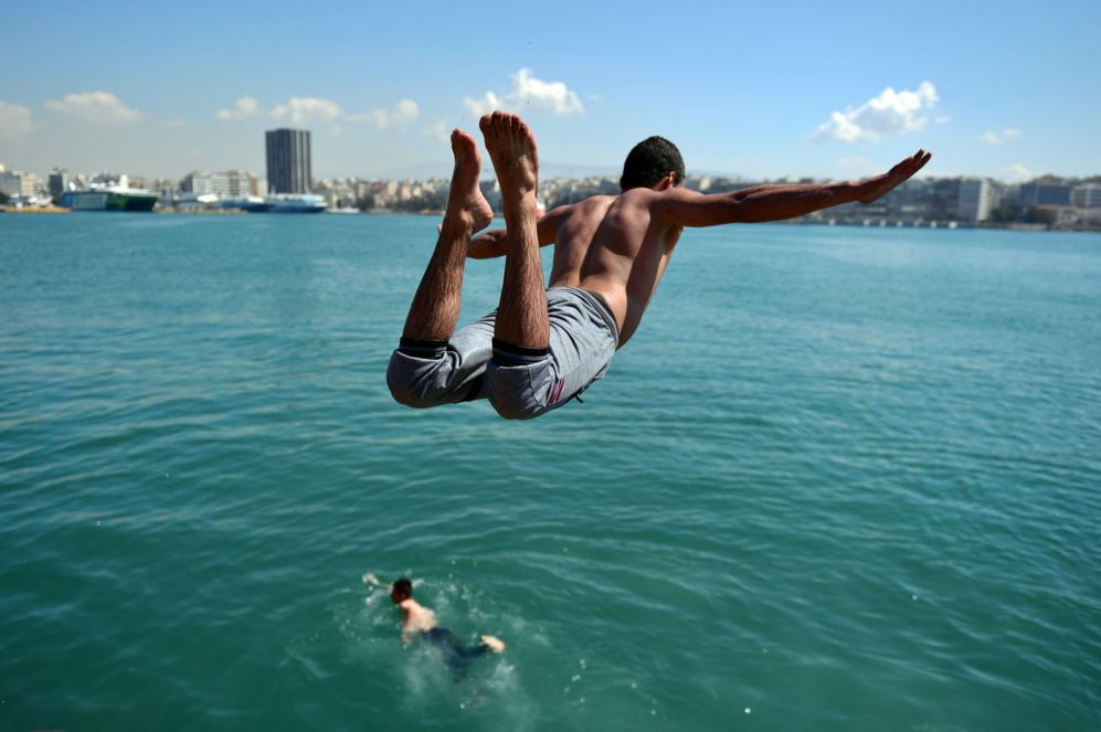 Un refugiado salta al mar aprovechando el buen tiempo en el puerto de...