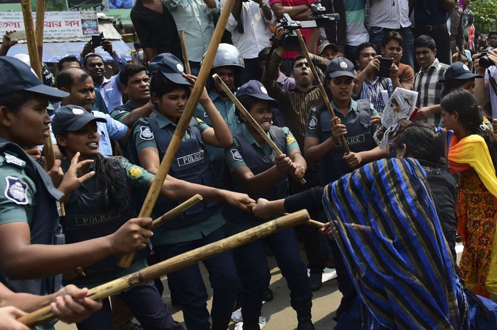 La polica de Bangladesh utiliza caones de agua y palos para tratar...