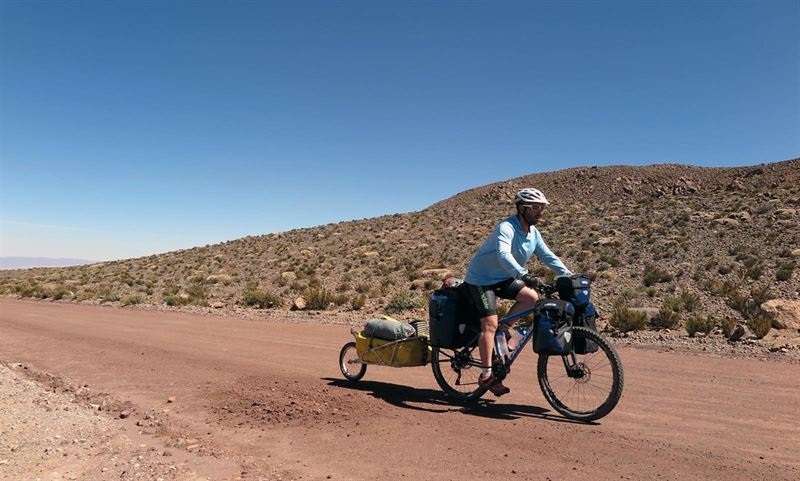El deportista asturiano Juan Menndez Granados, conocido como "Juan Sin Miedo", ha iniciado este jueves la travesa del desierto de Atacama (Chile) que le llevar a recorrer pedaleando y en solitario durante 30 das unos 1.700 kilmetros entre las localidades de Arica y Copiap.