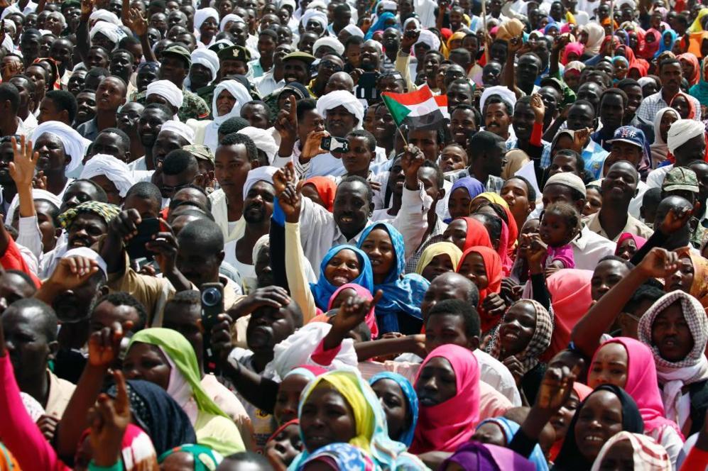 Los partidarios del presidente de Sudn, Omar al-Bashir, asisten a...