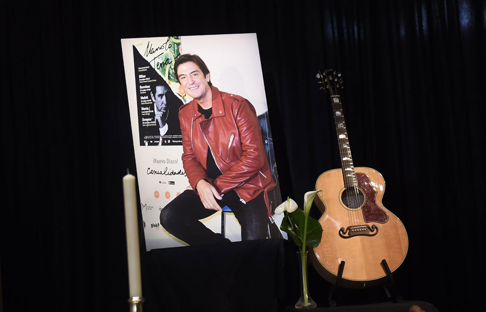 Un retrato de Manolo Tena y su guitarra han presidido la capilla...
