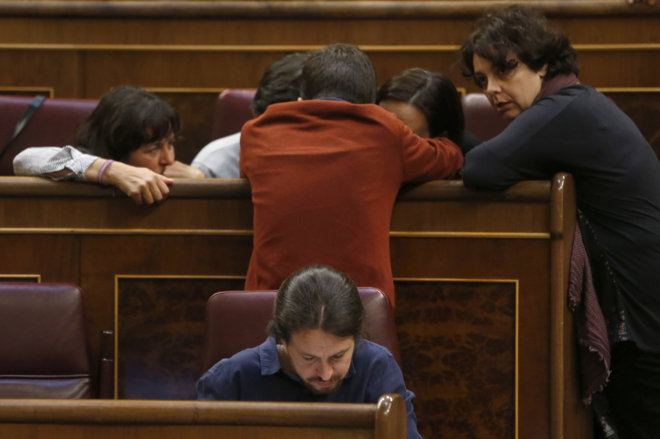 El líder de Podemos, Pablo Iglesias, en su escaño mientras los...