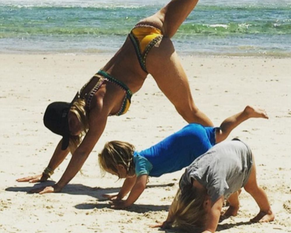 Elsa Pataky ensea las posturas de yoga a sus hijos.