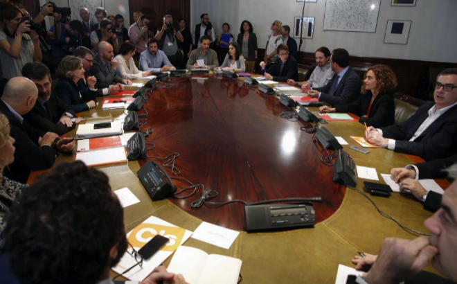 Vista general de la reunin entre PSOE, Ciudadanos y Podemos.