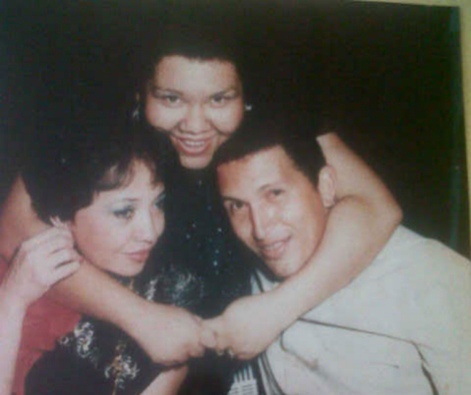 La bruja Cristina Marksman  (centro) y su amante Herma (dcha), junto a un joven Hugo Chávez.